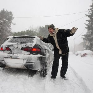 Zagreb, 8.12.2012 - Snijeg u Zagrebu zaustavio je javni prijevoz te paralizirao grad, no odlučna trojka pogonjena perjanicom talijanske auto industrije - Alfom Romeo Crosswagon - prkosi svim vremenskim uvjetima.