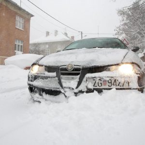Zagreb, 8.12.2012 - Snijeg u Zagrebu zaustavio je javni prijevoz te paralizirao grad, no odlučna trojka pogonjena perjanicom talijanske auto industrije - Alfom Romeo Crosswagon - prkosi svim vremenskim uvjetima.