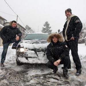 Zagreb, 8.12.2012 - Snijeg u Zagrebu zaustavio je javni prijevoz te paralizirao grad, no odlučna trojka pogonjena perjanicom talijanske auto industrije - Alfom Romeo Crosswagon - prkosi svim vremenskim uvjetima.