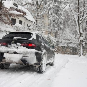 Zagreb, 8.12.2012 - Snijeg u Zagrebu zaustavio je javni prijevoz te paralizirao grad, no odlučna trojka pogonjena perjanicom talijanske auto industrije - Alfom Romeo Crosswagon - prkosi svim vremenskim uvjetima.