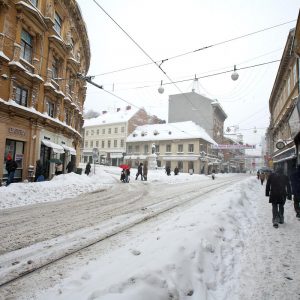 Zagreb, 8.12.2012 - Snijeg u Zagrebu zaustavio je javni prijevoz te paralizirao grad.