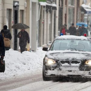 Zagreb, 8.12.2012 - Snijeg u Zagrebu zaustavio je javni prijevoz te paralizirao grad.
