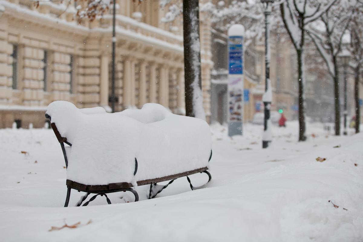Zagreb, 8.12.2012 - Snijeg u Zagrebu zaustavio je javni prijevoz te paralizirao grad.