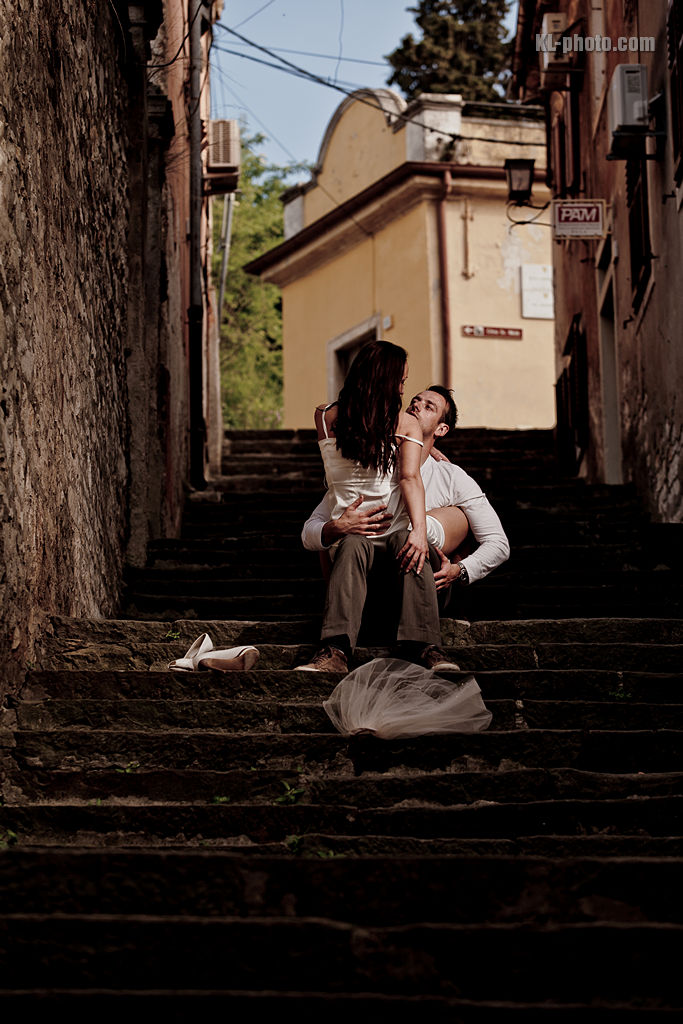 KL-Photo - Fotografiranje vjencanja: Ines i Davor su za svoje fotografije vjencanja odlucili pozirati u prekrasnoj Istri. Fotografirali smo se na nekoliko lokacija, ukljucujuci Arenu u Puli i stijene rta Kamenjak